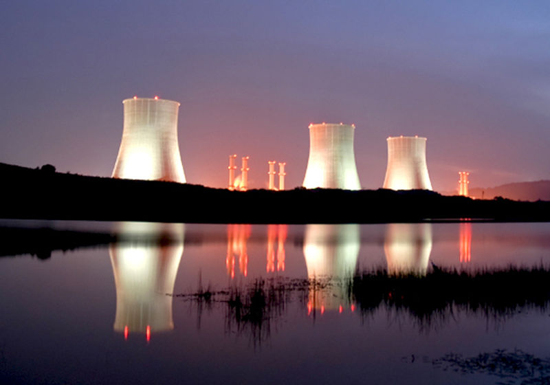 Archivo:Torres hiperb nuclear.jpg