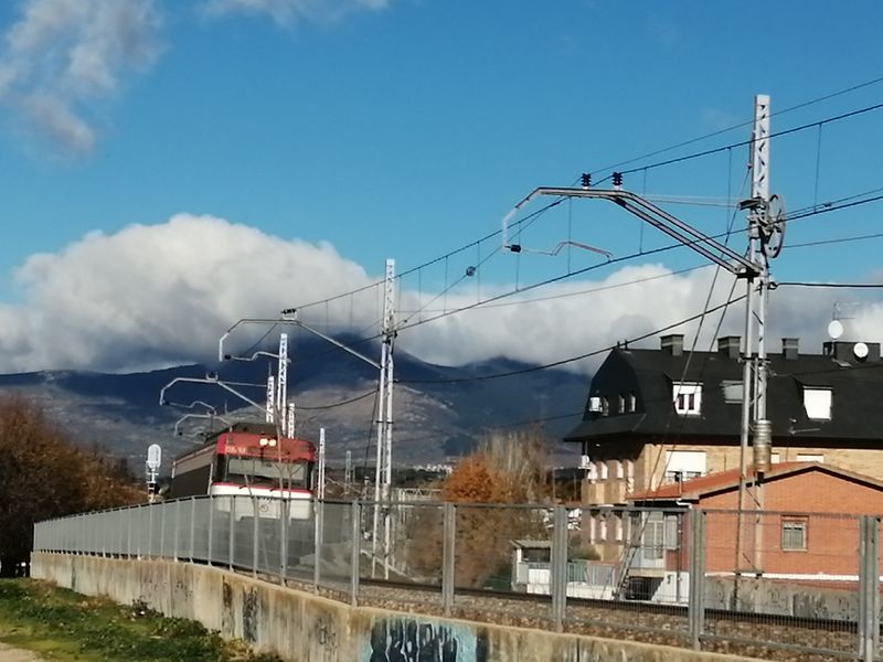 Archivo:Catenaria con cercanías.JPG