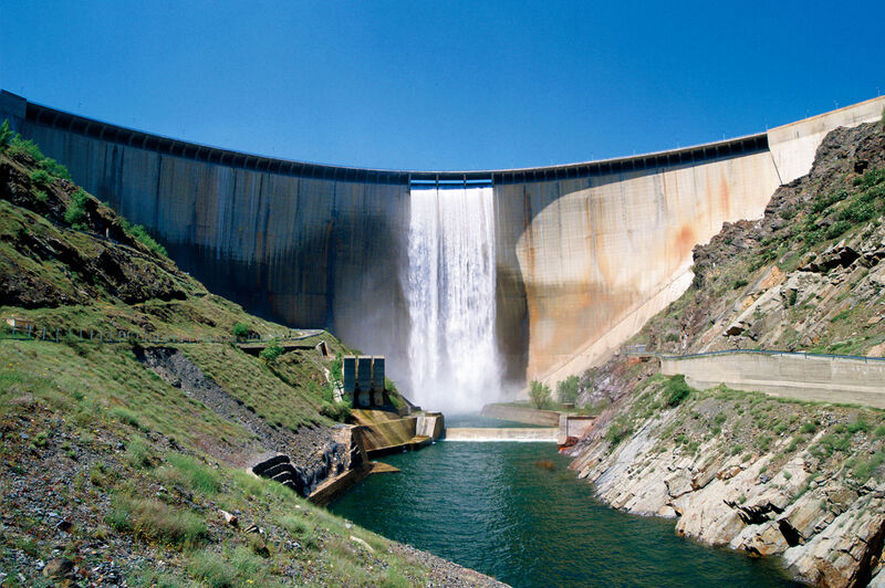 Archivo:Presa de El Atazar.jpeg